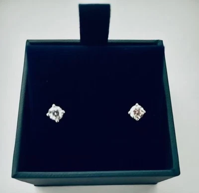 Aretes de 14 K cultivados en Blue Nile Lab en oro blanco Foto 1 de 4