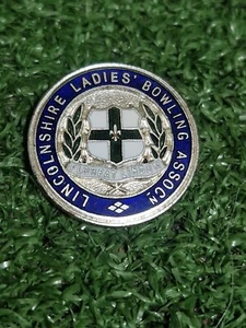 Insignia prendedor de metal de latón esmaltado boliche bowlshire vintage para damas RARA - Imagen 1 de 3
