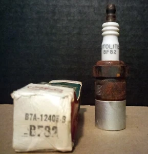 FoMoCo Ford Set of Two B7A-12405-B (BF-82) Spark Plugs NEW OLD STOCK - Picture 1 of 1