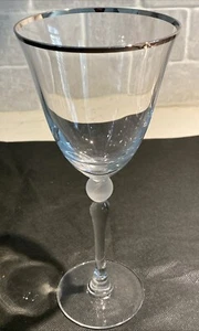 "Elegante copa de vino con borde plateado de 9"" con bola esmerilada en el vástago" - Imagen 1 de 7