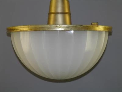 LUMINARIA CÚPULA DÓRICA CLASE OPALINA BRONCE MODERNO DE MEDIADOS DE SIGLO FIRMADA Foto 1 de 4