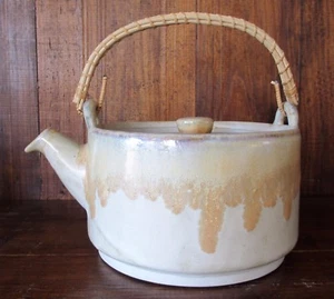 Tetera esmaltada por goteo marrón de gres con tapa mango de bambú de 6 1/4" base de diámetro - Imagen 1 de 8