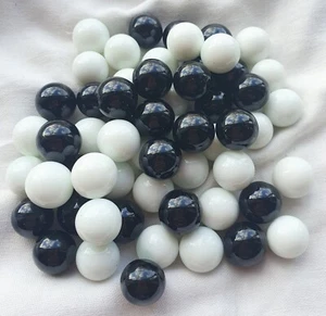 OPAQUE 'MONOCHROME MIX' - WHITE & BLACK - 25 Solid Colour Glass Marbles, 14mm - Picture 1 of 1