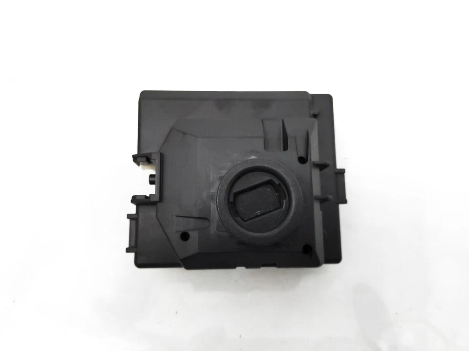 Блок слотов для ключей зажигания 2,0 л для Mercedes-Benz C300 2015-2021 годов выпуска 205-900-09-24 - Изображение 1 из 4