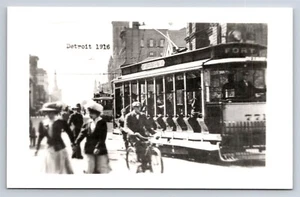 Postkarte MI Detroit Michigan aus der Sicht 1916 Trolley Auto Fahrrad RPPC AY7 - Bild 1 von 3