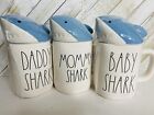 rae dunn bébé requin, maman requin, papa requin magenta ensemble de tasses et tasses