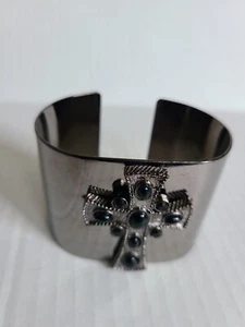 Brazalete cristiano de metal ancho de 2" con cruz - Imagen 1 de 6