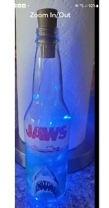 JAWS 50TH ANNIVERSARY SAMMLERSTÜCK BELEUCHTETE FLASCHEN MIT LED KORKENLICHTERN - Bild 1 von 1