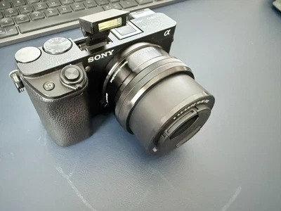 Sony Alpha 6300 Digitalkamera mit E PZ 16-50mm F3,5-5,6 OSS Objektiv - Schwarz - Bild 1 von 4