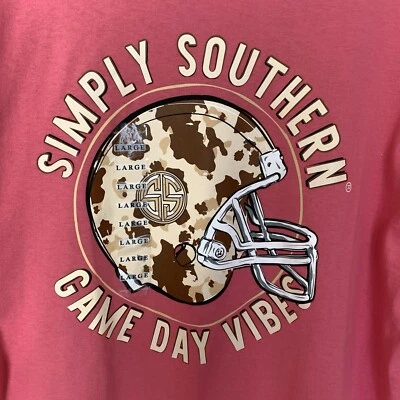 Camiseta Simply Southern Tamanho Grande Manga Longa Dia do Jogo de Futebol Rosa Nova - Imagem 1 de 4