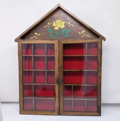 Vitrina de colección Enesco amarillo rosa curiosidades colección madera cottagecore Foto 1 de 4