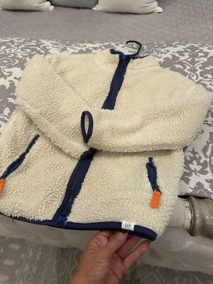 Chaqueta polar GAP talla mediana crema Foto 1 de 3