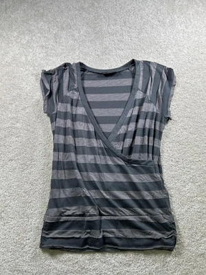 Blusa The Limited feminina pequena listrada cinza gola V elástica manga curta - Imagem 1 de 4