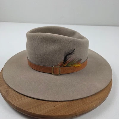 Outback Trading Co Hombres Cuero Taupe Banda Pluma Acento Fedora Sombrero Talla L/XL Foto 1 de 4