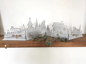 Haus Häuser Stadt Kulisse Fassade  Hauswindlicht Metall 60 x 13cm grau/weiß  - Bild 1 von 8