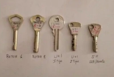 TELEFONO pubblico a gettoni Serie chiavi apertura sportello  Sip - Immagine 1 di 2