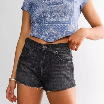 Nuevo con etiquetas Mujeres WRANGLER Festival Elastizado Corto Talla-33 Negro Dobladillo Deshilachado Foto 1 de 4