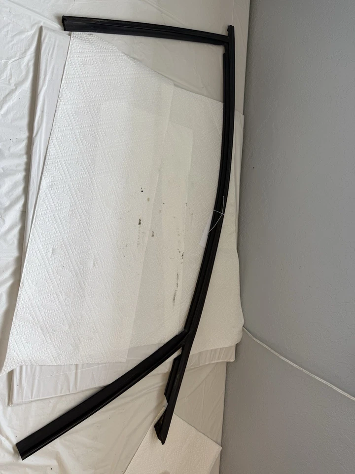 Goma guía canal ventana original BMW E46. Sedán 330xi pasajero Foto 1 de 4