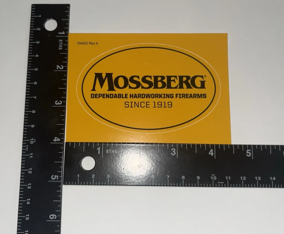 "Calcomanía adhesiva de vinilo con logotipo de armas de fuego Mossberg OEM de 4"" X 2,5"" amarilla para caza al aire libre" Foto 1 de 1