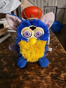 Furby King Royal Majesty ojos morados con capa 1998/99 Tiger probado funciona - Imagen 1 de 8