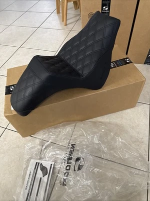 Asiento Harley Saddlemen Step-Up negro cosido en celosía completa M8 18-23 FXFB/FXFBS Foto 1 de 4