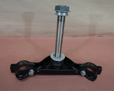 07-12 Harley Davidson FLHTCUSE CVO Ultra Classic TRIPLE TREE LOWER CLAMP STEM Foto 1 de 4