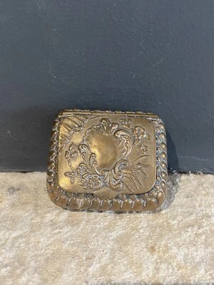 Boîte Ancienne En Laiton Rectangulaire - Forme Pilulier Décor Arabesque / Fleur - Photo 1/4