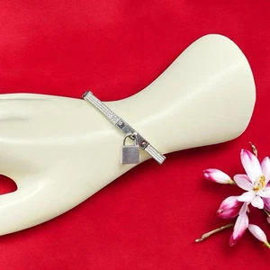 MICHAEL KORS Silberfarben Scharnier Pave Kristall Armreif Armband Schloss Vorhängeschloss Charm - Bild 1 von 11