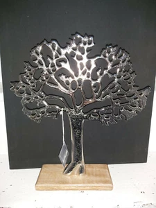 DEKORATIVER SILBERBAUM AUF EINEM HOLZSOCKEL 33CMS HOCH - Bild 1 von 7