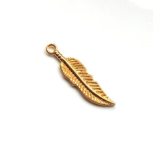 Kleiner Anhänger Armband Charm Bohemian Style goldfarben Feder Boho Festival - Bild 1 von 3
