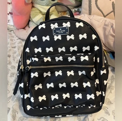 Mochila Kate Spade con arco pequeño de nailon Foto 1 de 4
