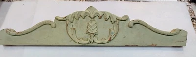 Antiguo frontón de cresta de ceniza victoriana pintado verde con talla 24 3/4" x 5" de alto Foto 1 de 4