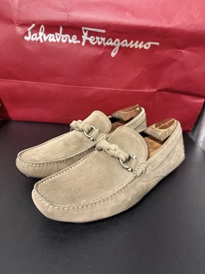 Zapatos Mocasines Salvatore Ferragamo Parigi Para Hombre Gancini Beige Gamuza Drivers 8EE Foto 1 de 4