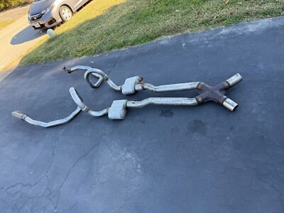 Ford Crown Vic/Mercury Grand Marquis tubo de 3 pulgadas con sistema de escape sobre eje de 2,5 pulgadas Foto 1 de 4