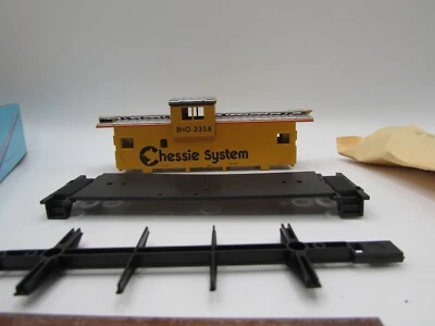 HO Scale Athearn 5369 Window Vision Caboose Chessie System ATH4680 - Image 1 of 3
