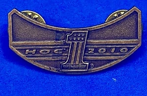 Prendedor solapa chaqueta aniversario 2010 Harley Davidson Motorcycles Hog Owners Group - Imagen 1 de 8