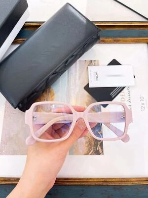 The black board of the heart-shaped glasses frame is square - Image 1 of 4