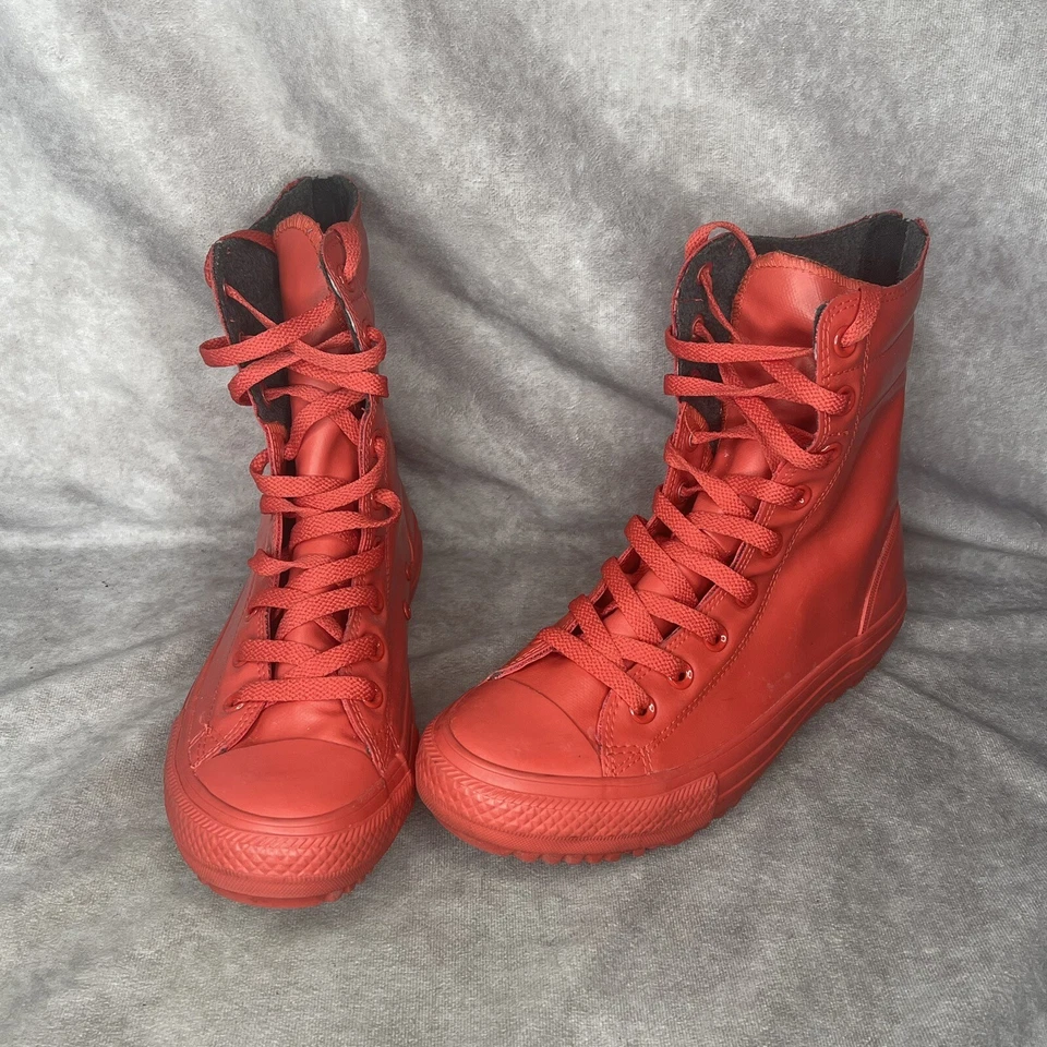 Bota de moda Converse Chuck Taylor para mujer de tiro alto roja de goma 549592C talla 7,5 Foto 1 de 4
