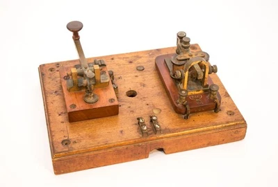 AUSTRALIAN TELEGRAPH KEY AND SOUNDER ON BOARD CIRCA 1900 - Image 1 of 4