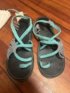 Sandalias Plaka Chanclas Hoja de Palma Aqua Negro Blanco Tejidas con Tiras | Mujer 9 - Imagen 1 de 7
