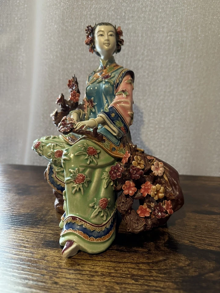 Estatua de porcelana Shiwan Wucai Sentada dama Fengshui flor de ciruelo firmada marcada Foto 1 de 4