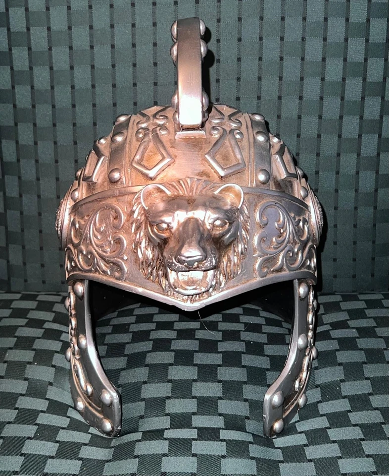 Casco antiguo ornamentado en exhibición” Foto 1 de 4