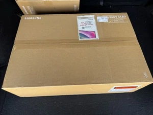 Samsung Odyssey 27" OLED G8 G81SF 4K 240Hz Gaming Monitor SILVER, Brand New - Picture 1 of 2