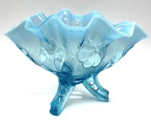 Antiguo cuenco rosa con patas con borde opalescente y margarita azul hielo Dugan Glass Co. - Imagen 1 de 11