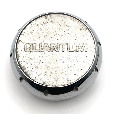 Tapacubos central de rueda Quantum mecanizado y cromado a presión de 3" de diámetro Foto 1 de 4