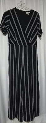 Macacão maxi listrado preto e branco Monteau feminino com fendas laterais tamanho cinto grande - Imagem 1 de 4