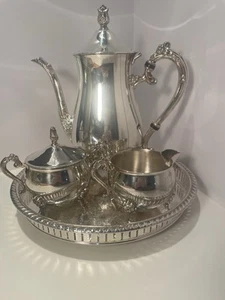 4 Stck. Vintage Leonard Versilberte Teekanne, Zuckerdose & Milchkännchen mit Deckel & einem Tablett mit LE-FUSS - Bild 1 von 15