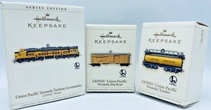 Hallmark Ornament Lionel Union Pacific Veranda Turbina, Stockecar, Tender Trains - Imagen 1 de 11