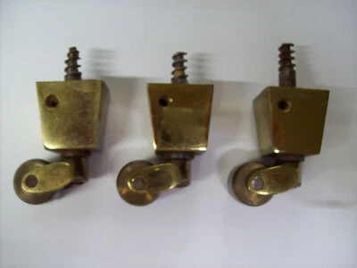 Three vintage cast brass square top castors Foto 1 de 2