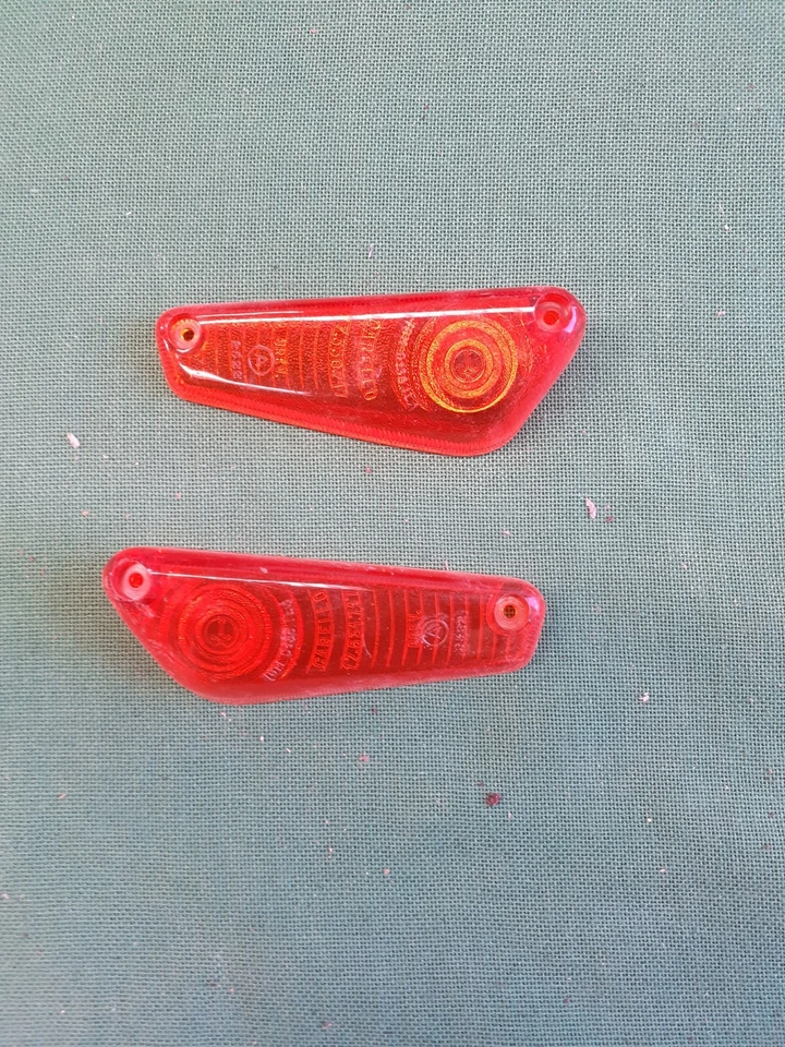 ALFA ROMEO 2000 / 2600 SPIDER COPPIA DI PLASTICHE  FRECCE LATERALI CARELLO - Immagine 1 di 1